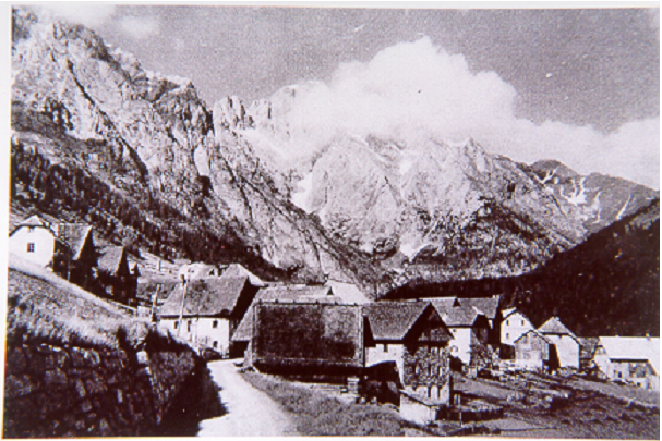 1925 circa. Così si presentava Collinetta a chi vi giungeva da Forni Avoltri