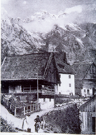 Inizio 900. Il fenile in luogo dell’attuale Albergo Cogliàns. In secondo piano, seminascosta, è visibile la casa de Zuâno (217)