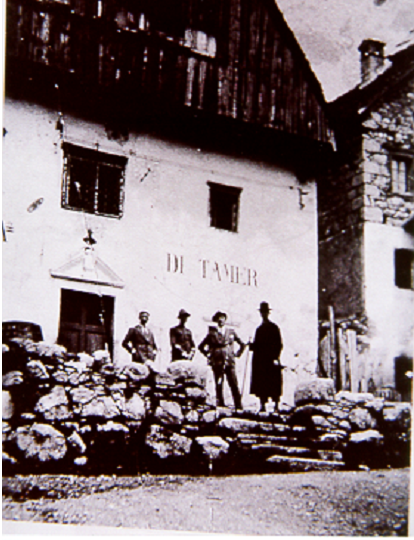 Inizio '900. L'Albergo di Tamer, precursore dell'attuale Albergo Volaia. A d. è parzialmente visibile anche casa Nuži