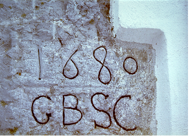 Chiesa di s. Michele. Pietra angolare sul muro frontale s., verso il campanile