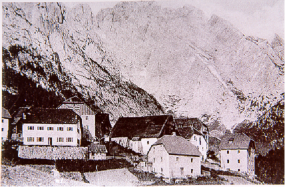 1915 circa. Collina SO. A sin. è la Canonica (303), al centro Nadalìn (247), a d., leggermente arretrata, Blaşùt (245). In secondo piano, seminascosta dietro la Canonica, Tûš (232). Dietro Nadalìn sono parzialmente visibili anche Betàn (246) e Bièlo (244) 1915 circa. Collina SO. A sin. è la Canonica (303), al centro Nadalìn (247), a d., leggermente arretrata, Blaşùt (245). In secondo piano, seminascosta dietro la Canonica, Tûš (232). Dietro Nadalìn sono parzialmente visibili anche Betàn (246) e Bièlo (244)