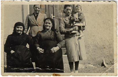 1942. Cinque generazioni, tutte al femminile. Dalla trisavola alla pronipote: Giuditta Agostinis (Pirucèlo) e Anna Tolazzi (Šulìn), quindi Teresa Tamussin (Betàn), Ines Della Pietra, Gina Gussetti 1942. Cinque generazioni, tutte al femminile. Dalla trisavola alla pronipote: Giuditta Agostinis (Pirucèlo) e Anna Tolazzi (Šulìn), quindi Teresa Tamussin (Betàn), Ines Della Pietra, Gina Gussetti