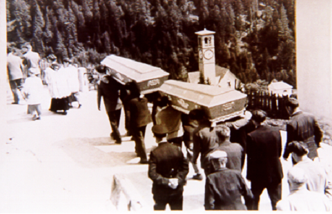 1956. Funerale. Sullo sfondo, la chiesa di s. Michele (301) 1956. Funerale. Sullo sfondo, la chiesa di s. Michele (301)
